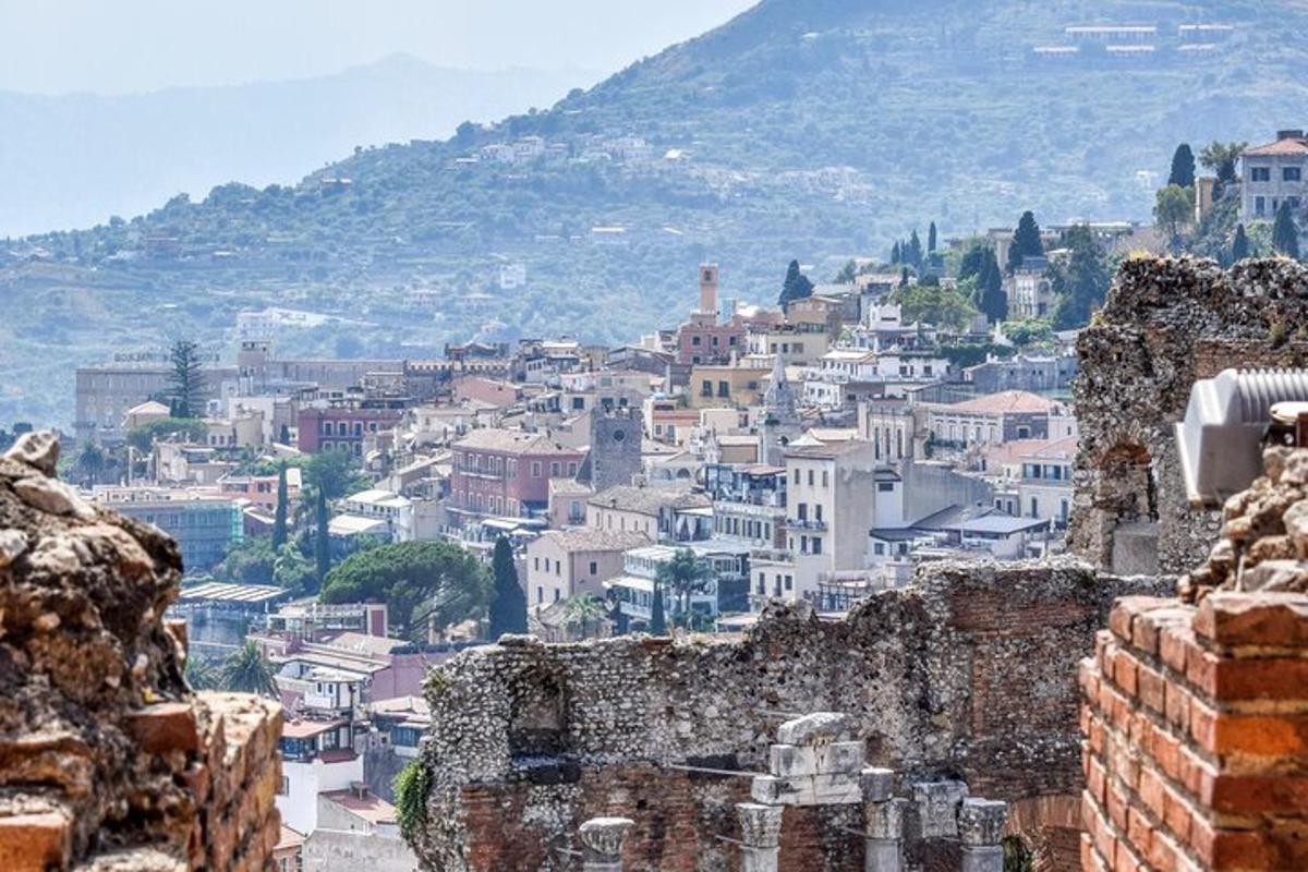 una vista di una città dalle rovine di un edificio