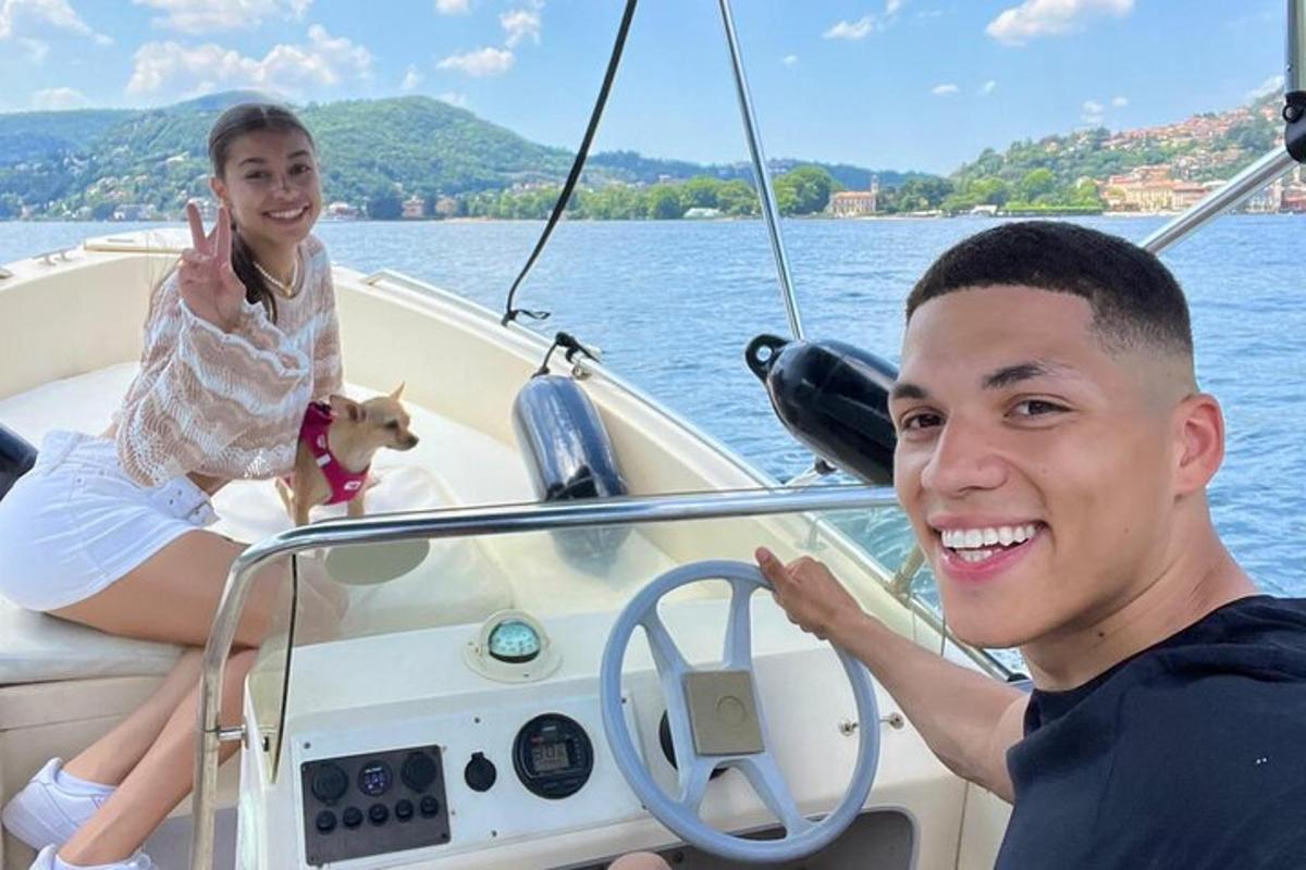 ein Mann und eine Frau sitzen in einem Boot