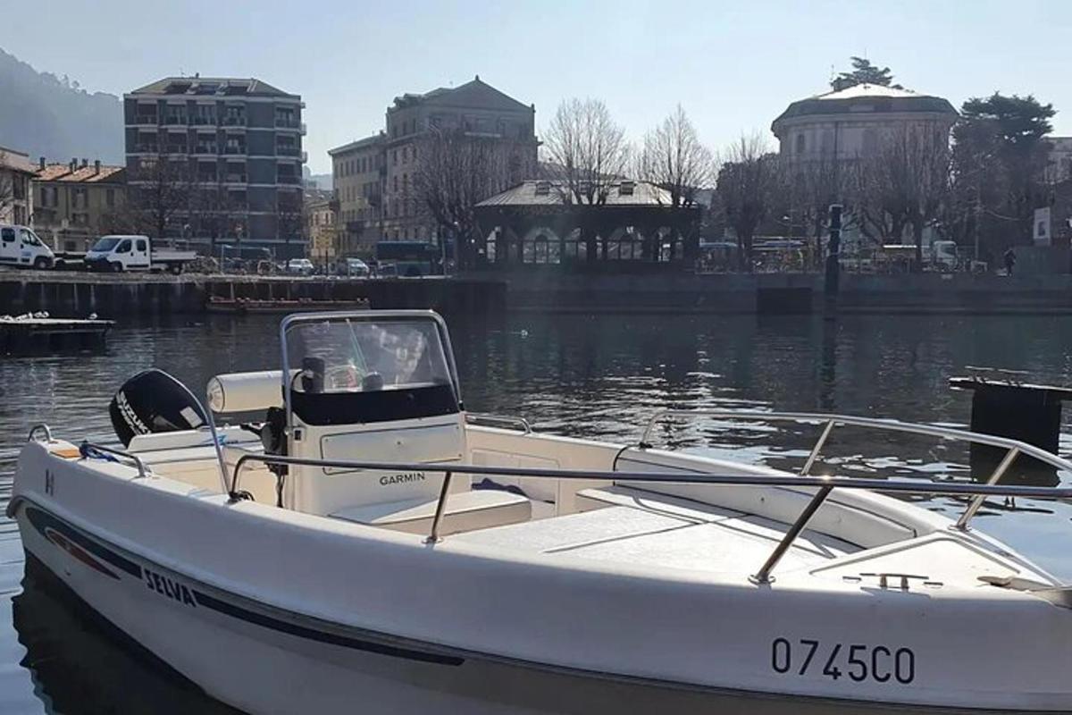 ein weißes Boot im Wasser mit Gebäuden im Hintergrund