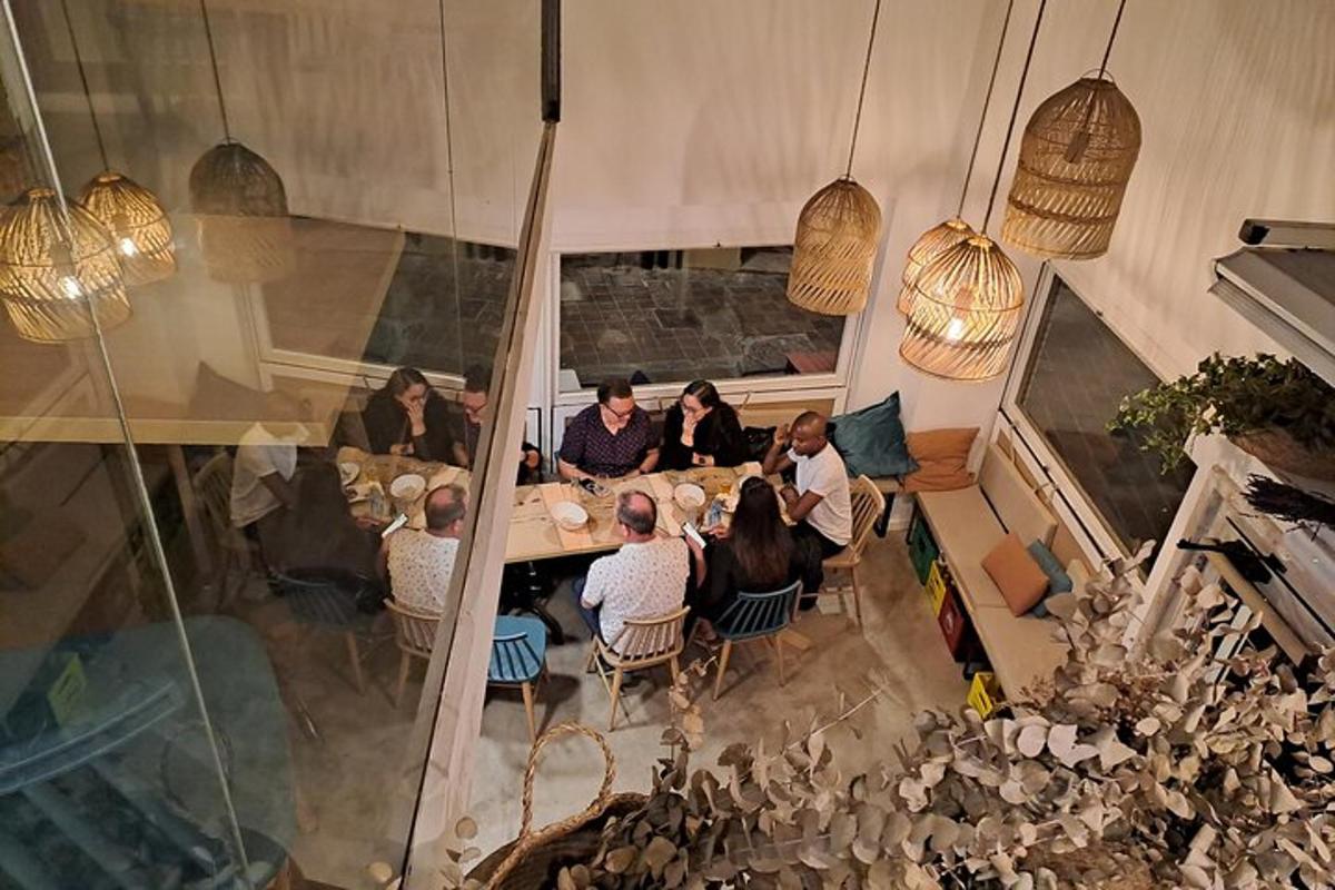 skupina lidí sedících u stolu v restauraci