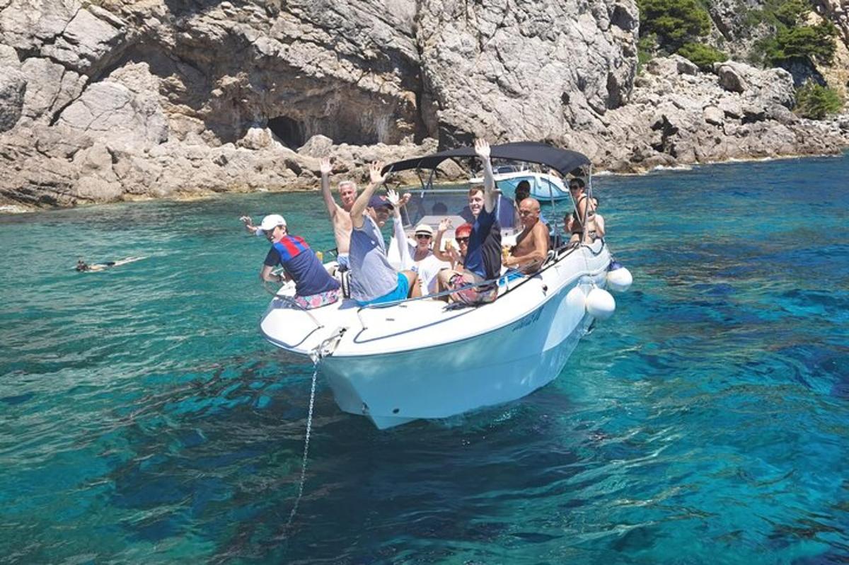 een groep mensen op een boot in het water