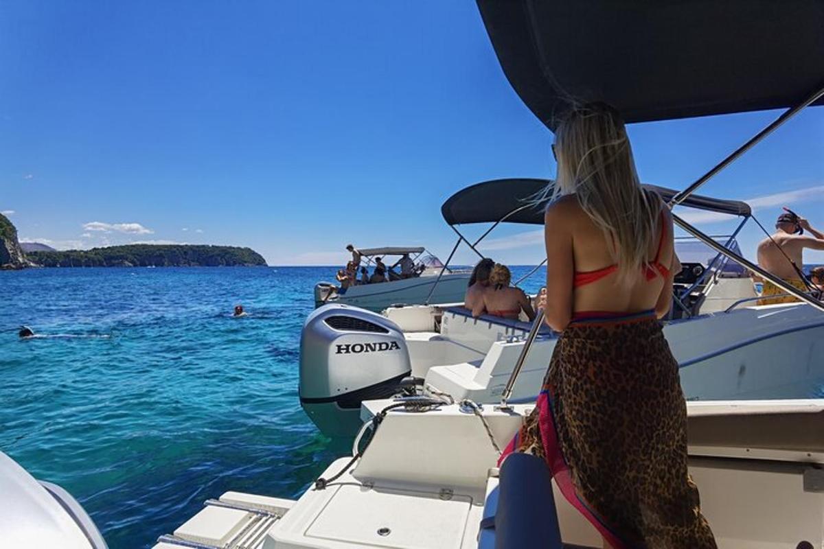 een vrouw staat op een boot in het water