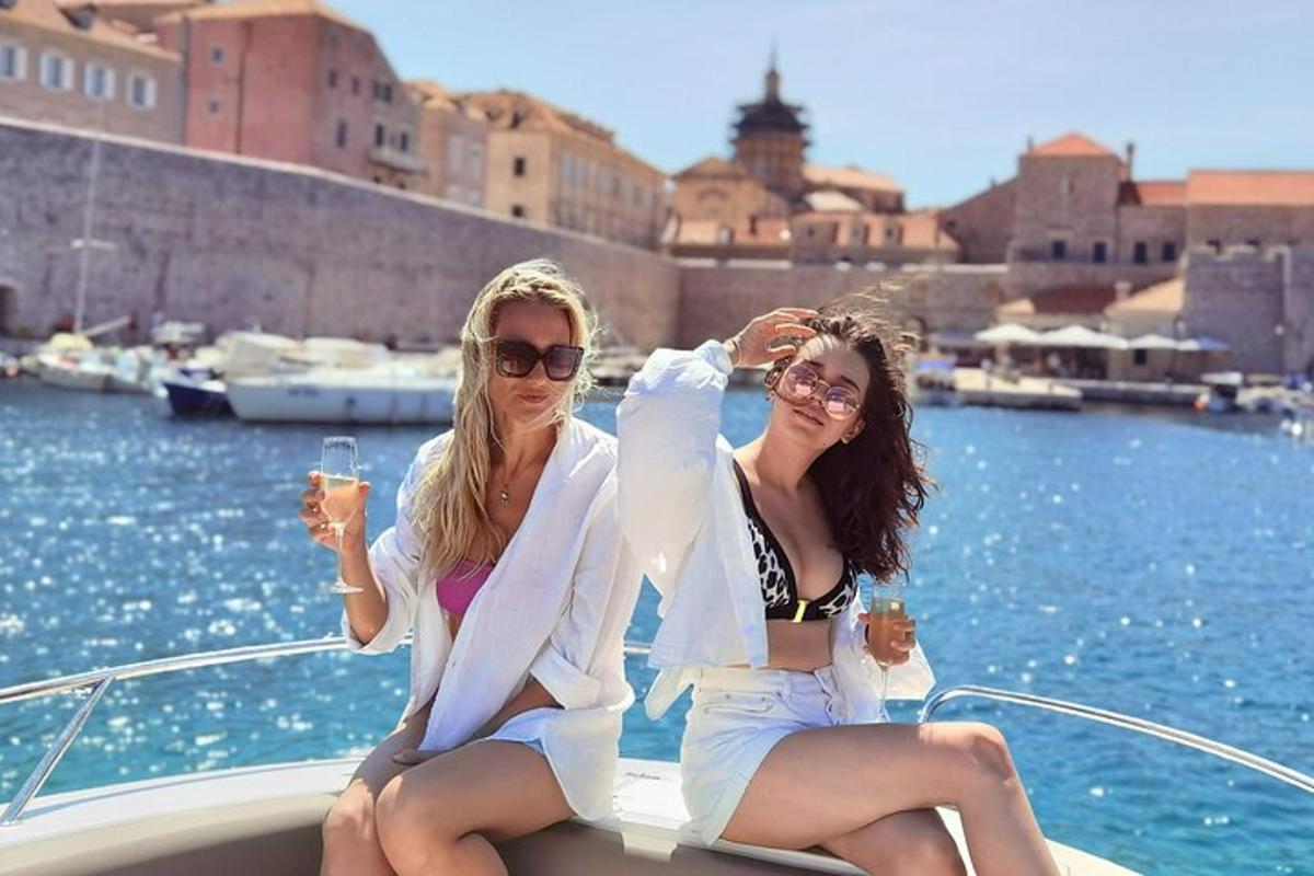 две жене седе на чамцу у води