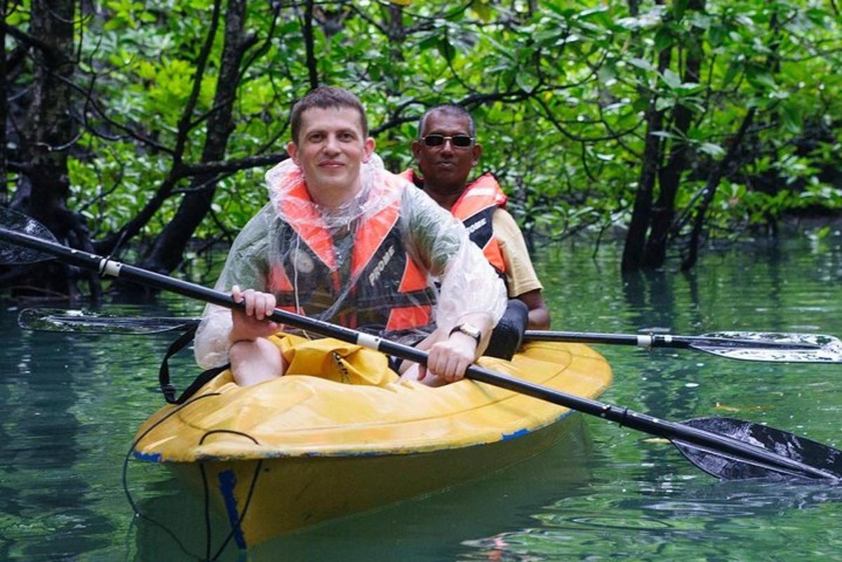 dalawang lalaki sa isang dilaw na kayak sa tubig