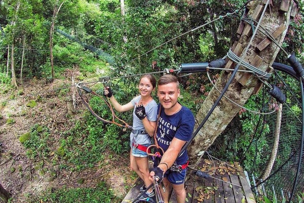 Un hombre y una mujer de pie en un puente colgante