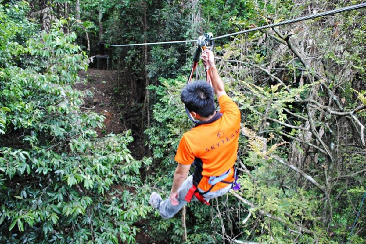 muž na zip line v lese