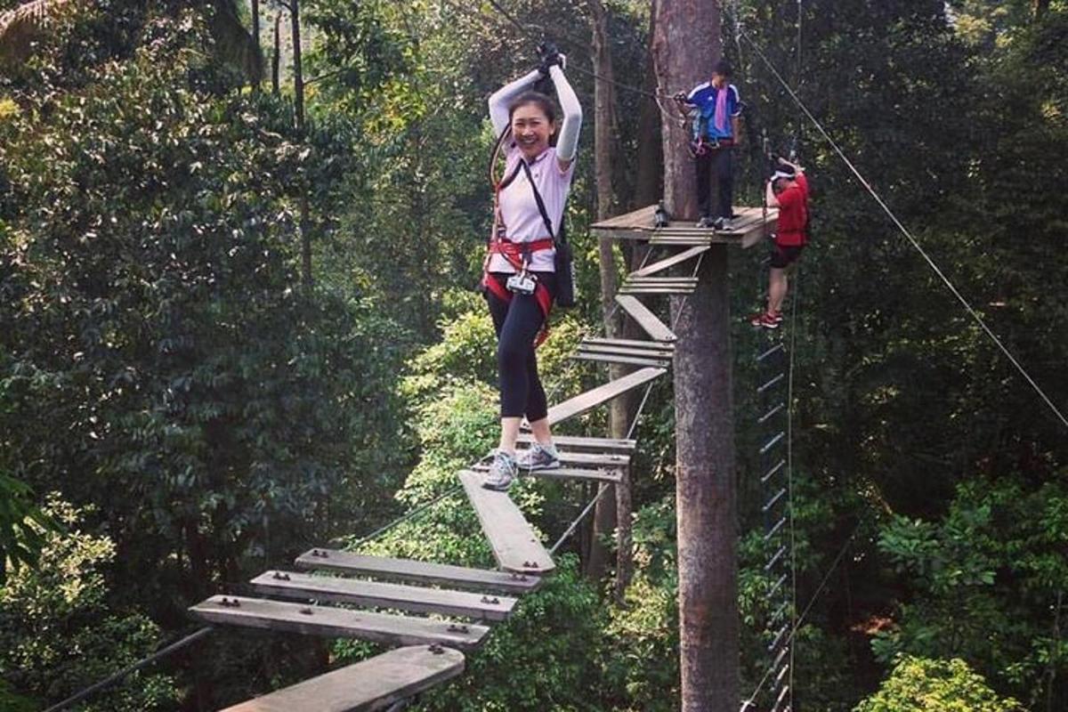 Una mujer parada en una tirolina en el bosque.