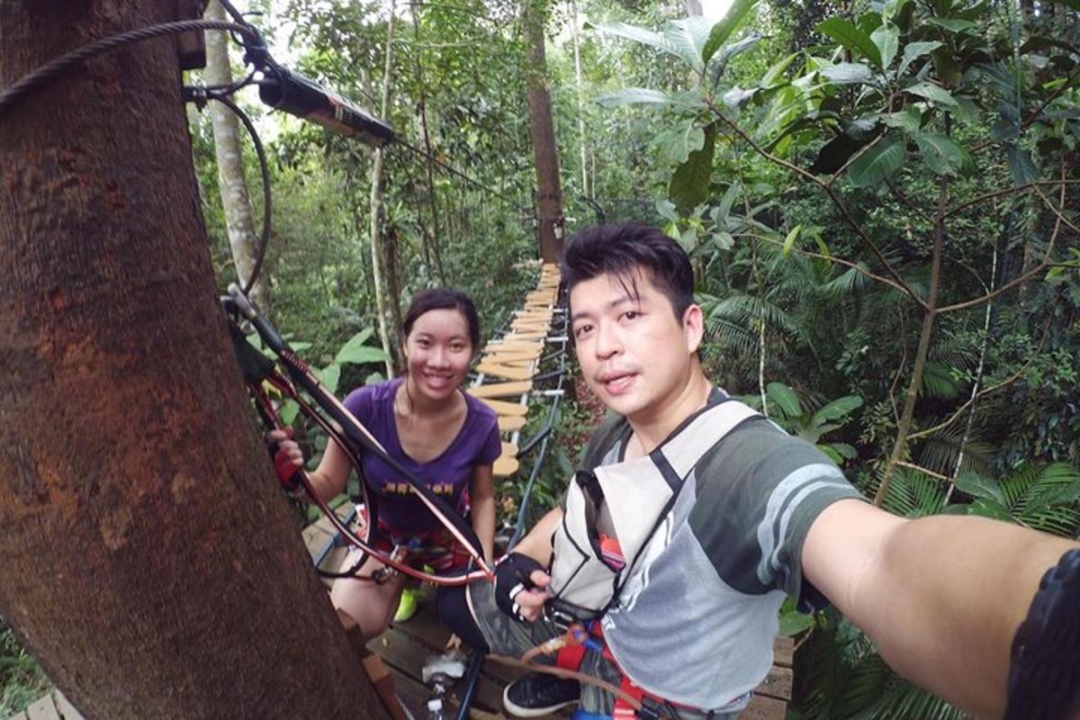 dva lidé na zip line v džungli