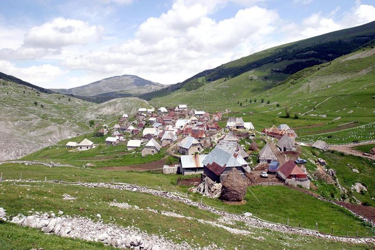 lítið þorp á hæð í dal