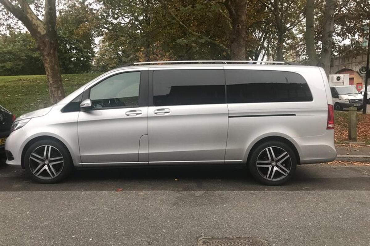 stříbrná dodávka zaparkovaná na parkovišti