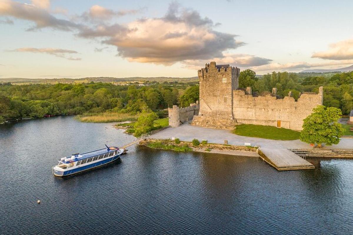 una barca a l'aigua davant d'un castell