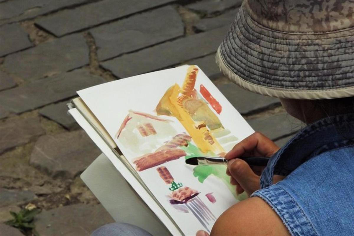 une personne découpe une image d'un livre