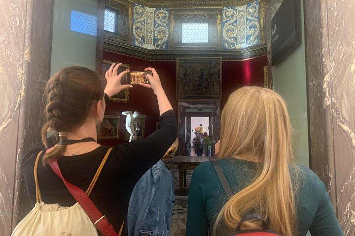 o femeie care se fotografiază în oglindă