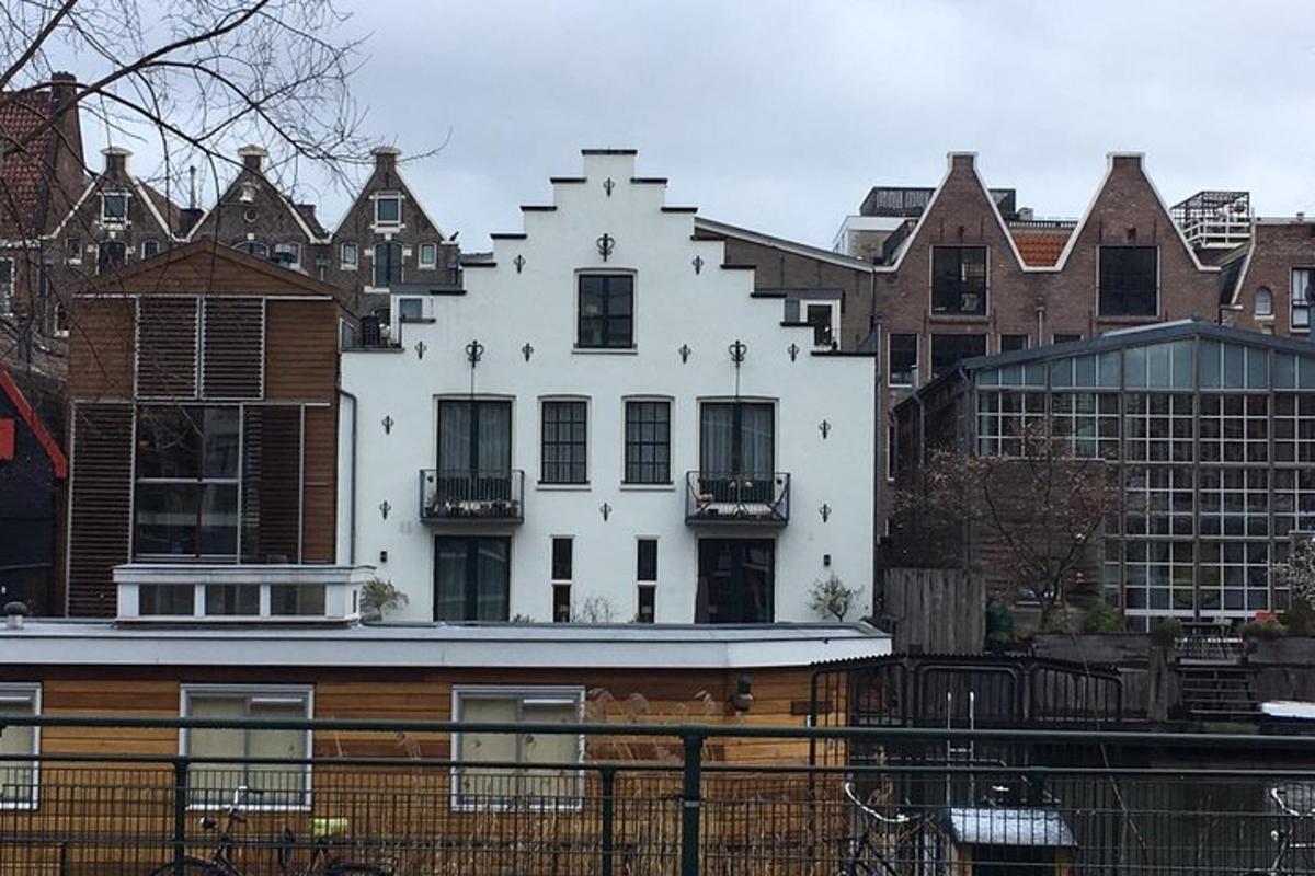 un edificio bianco di fronte a un gruppo di edifici