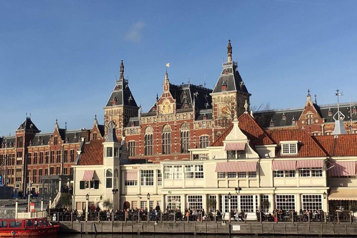 un grande edificio accanto a un fiume con