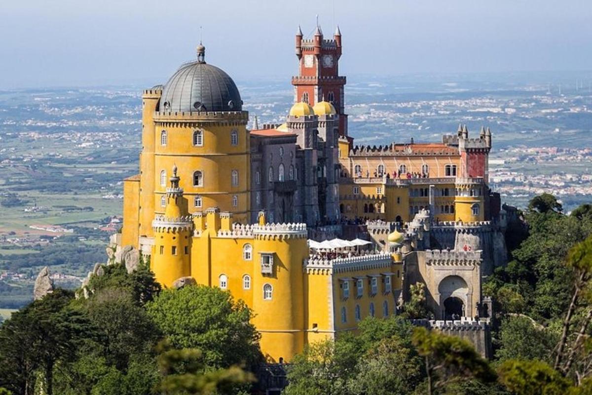 un grande castello giallo in cima a una montagna