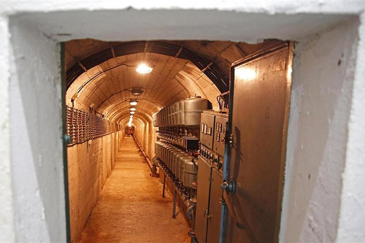 lorong panjang dengan terowong dalam bangunan