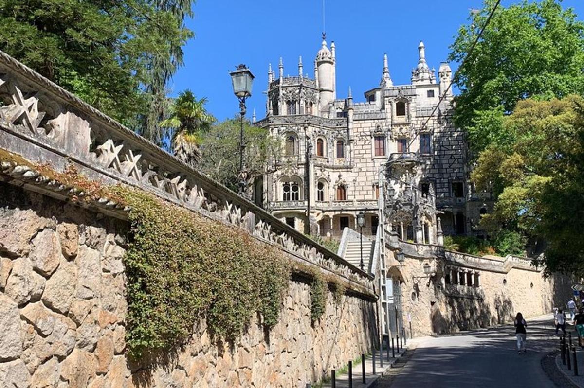 un muro di pietra con un castello sullo sfondo