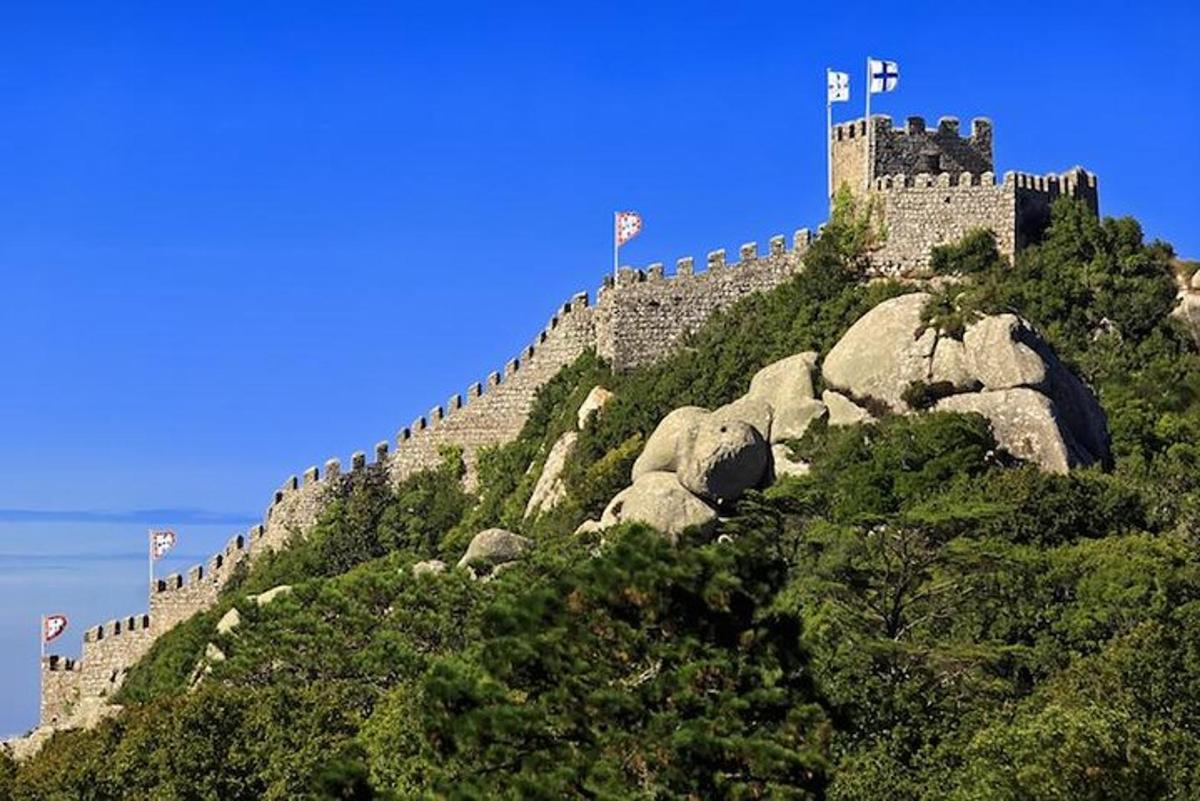 un castello in cima a una collina con rocce