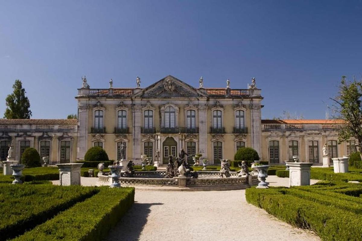 una grande villa con una fontana di fronte