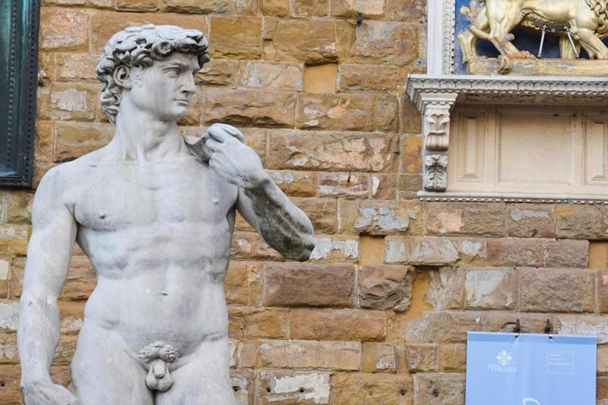 statua mężczyzny stojącego przed budynkiem