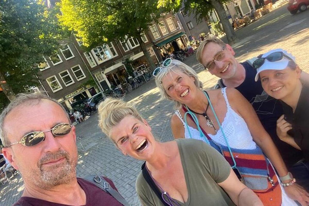 un gruppo di persone in posa per una foto per strada