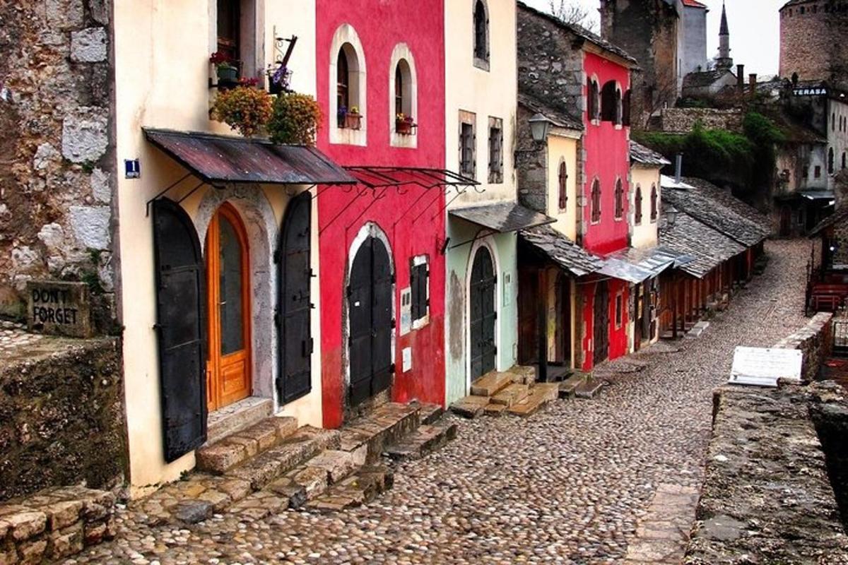 lorong dengan bangunan merah dan putih di jalan