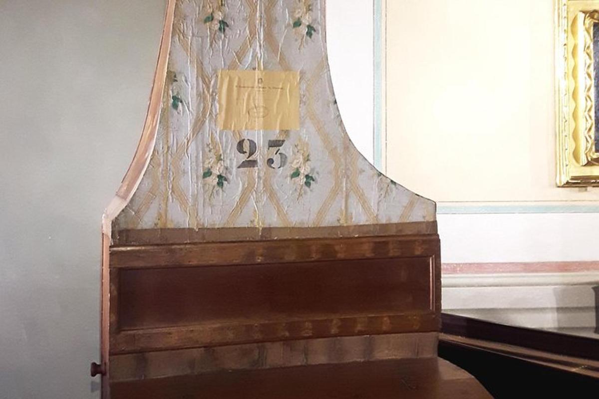 een oud houten bed in een kamer