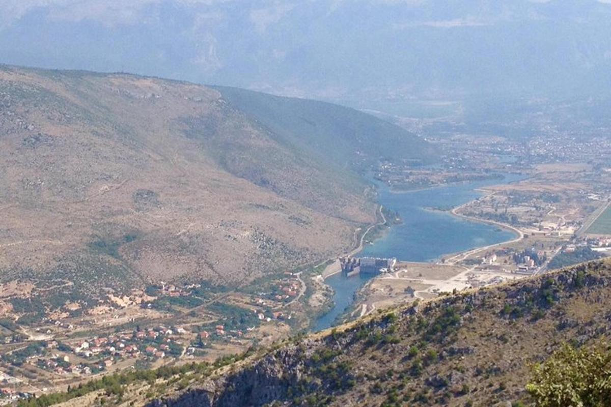 vista aèria d'un riu des d'una muntanya