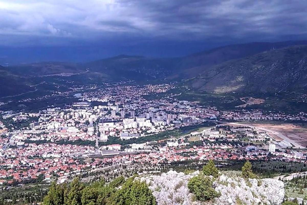 una vista d'una ciutat des d'una muntanya