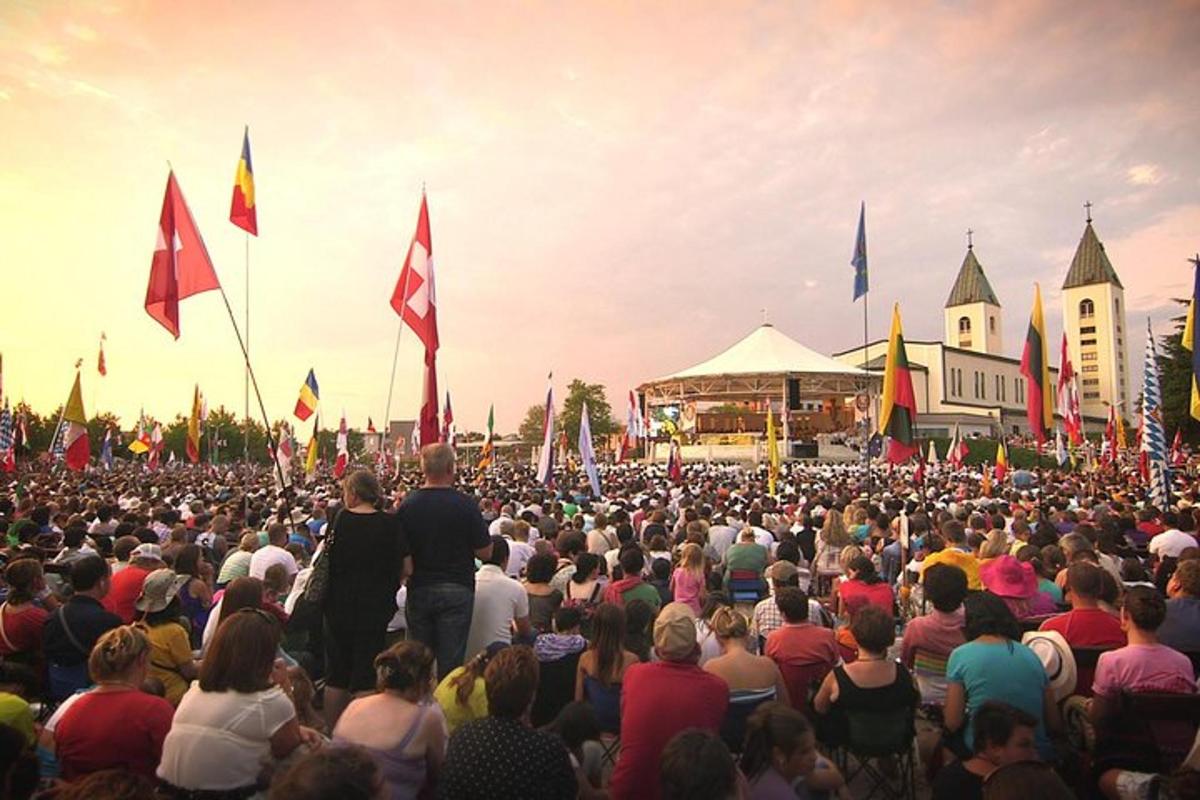velký dav lidí na hudebním festivalu
