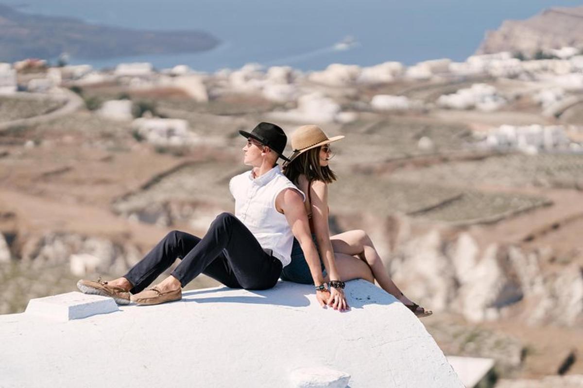 un uomo e una donna seduti in cima a una roccia