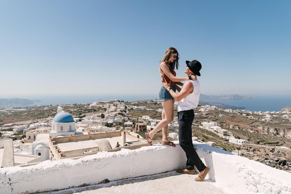 un uomo e una donna in piedi in cima a un edificio