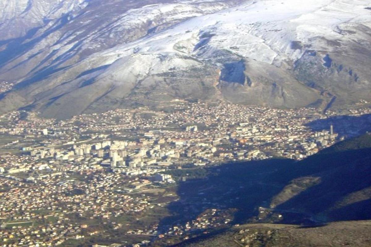 vista aèria d'una ciutat davant d'una muntanya