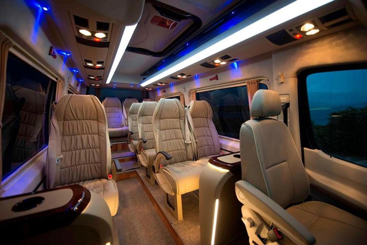 una limousine vuota con sedie bianche e un tavolo