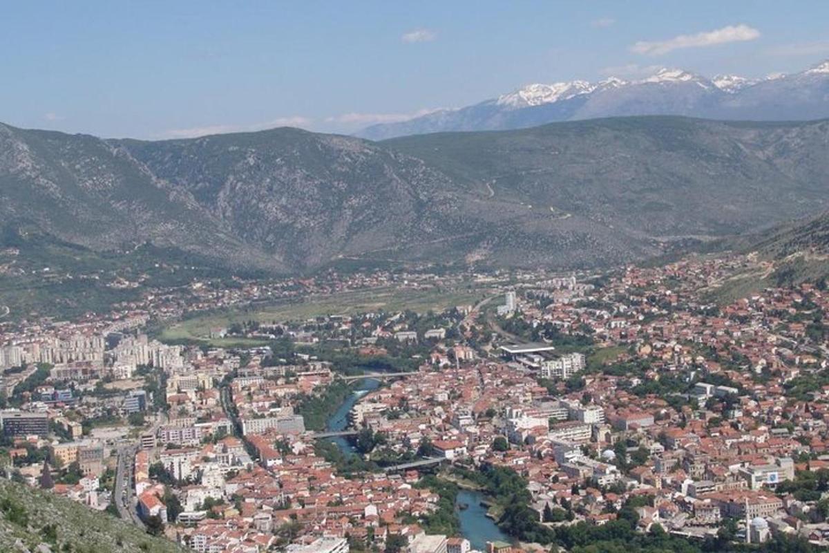 vista aèria d'una ciutat amb un riu i muntanyes