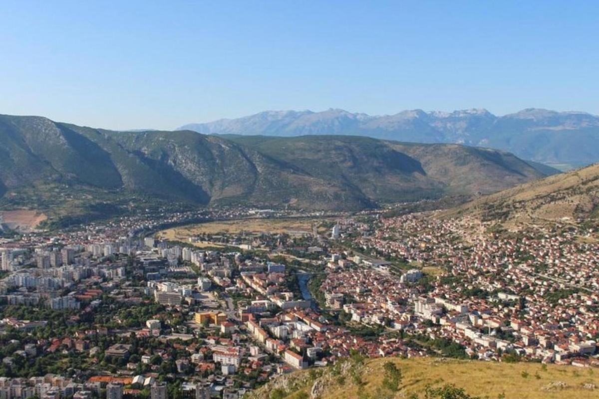 vista aèria d'una ciutat a les muntanyes