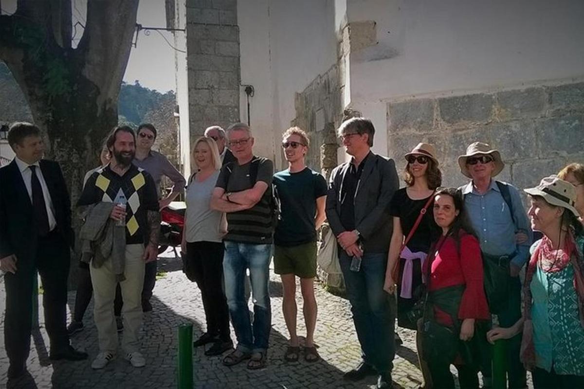 um grupo de pessoas em pé em frente a um prédio