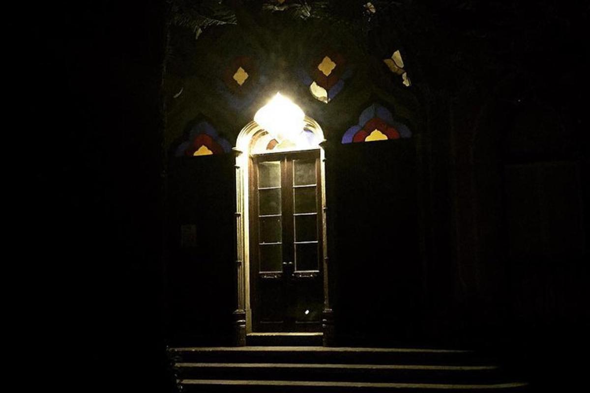 uma porta em uma igreja com escadas no escuro