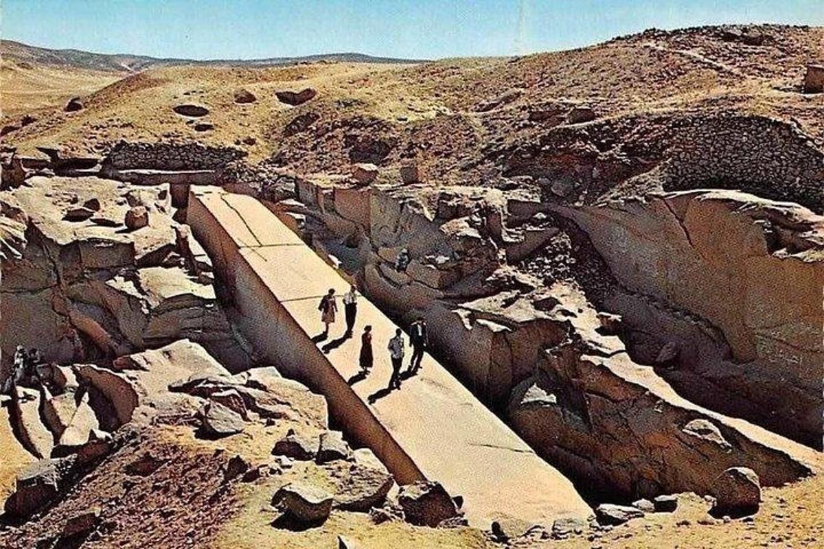 Un grupo de personas caminando por un sendero en una montaña.