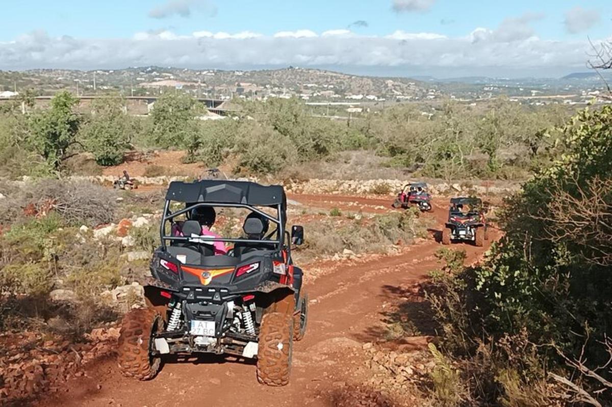 una persona que va en una moto de cross per un camí de terra