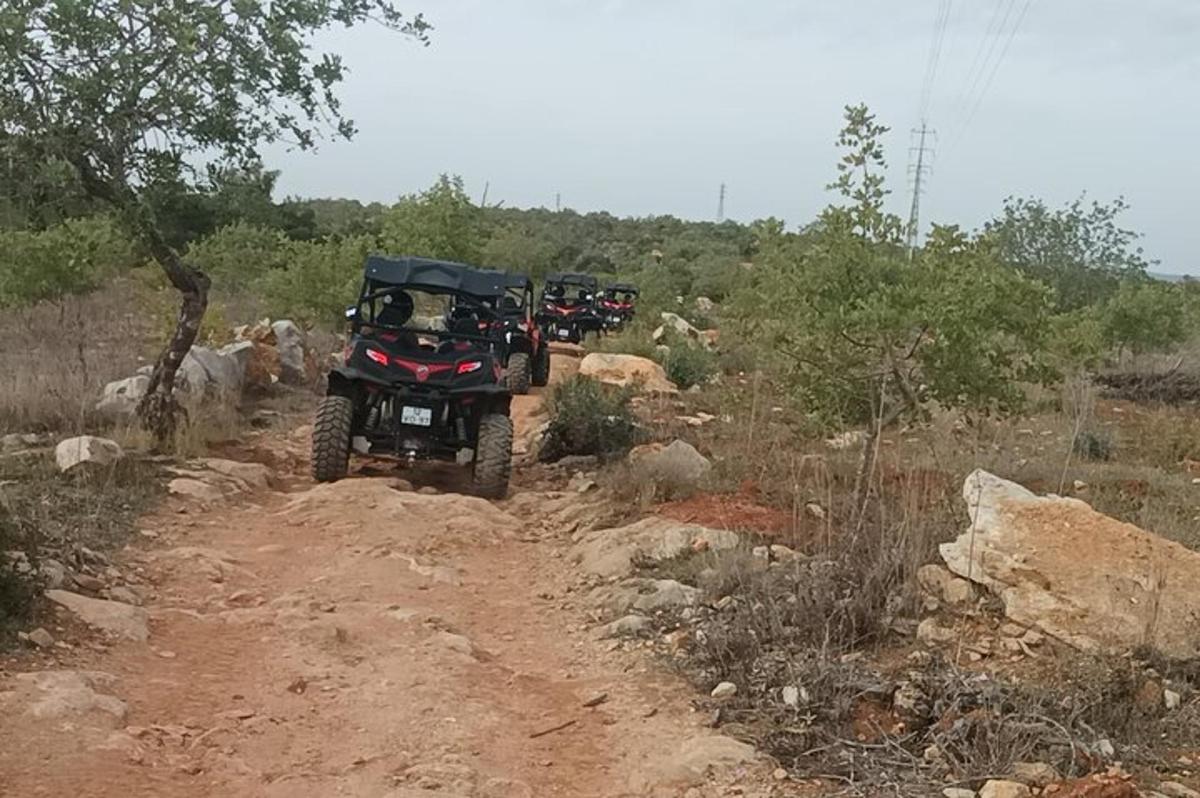 un gruppo di quattro quad su una strada sterrata