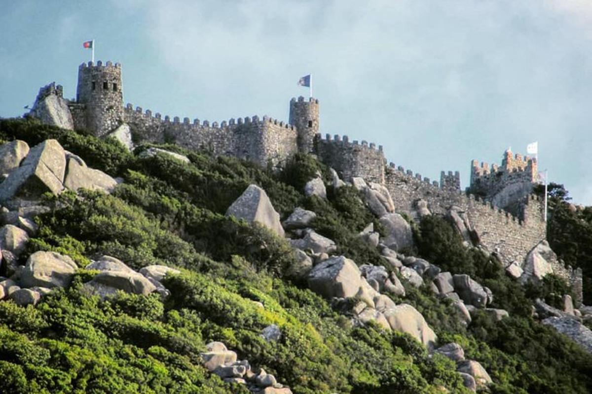 un castell al cim d'un turó amb roques