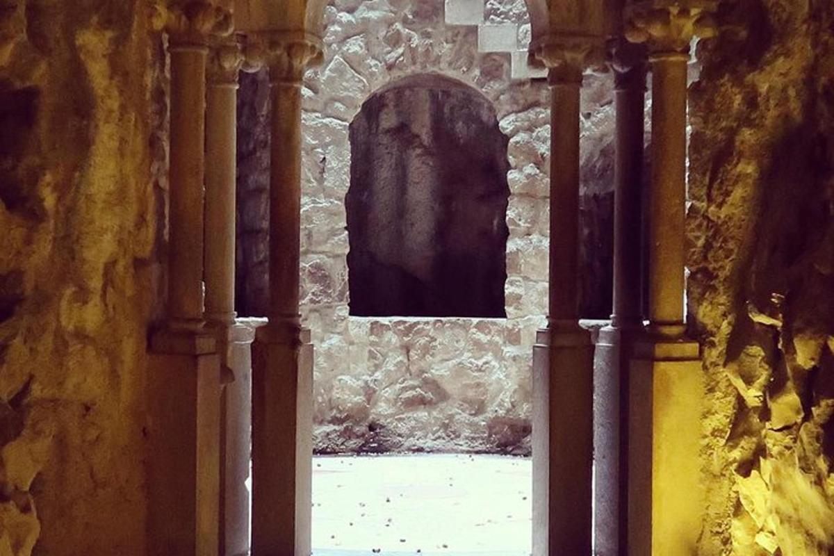 un arc en un edifici amb una paret de pedra