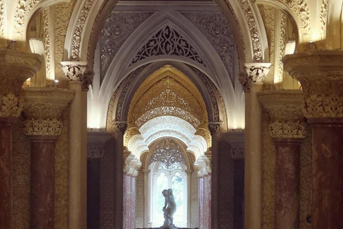 una estàtua al mig d'un edifici amb una finestra