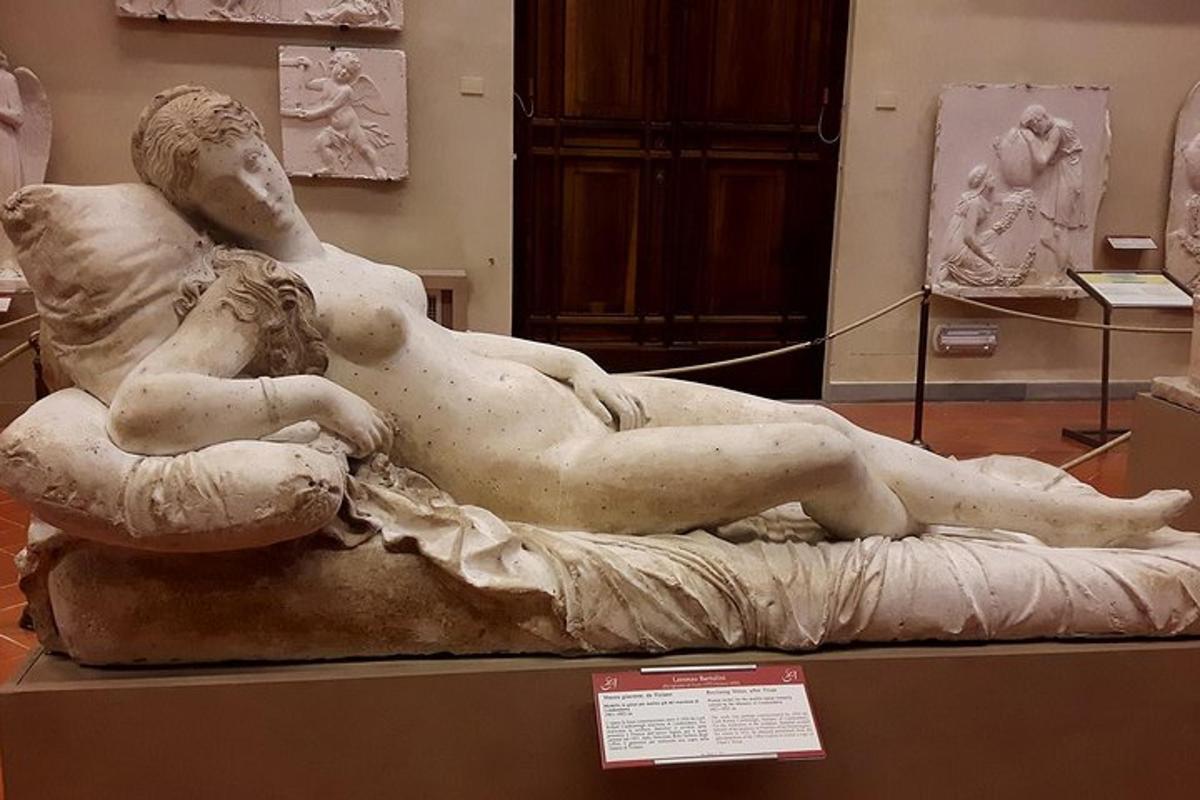 una statua di una donna sdraiata su un cuscino