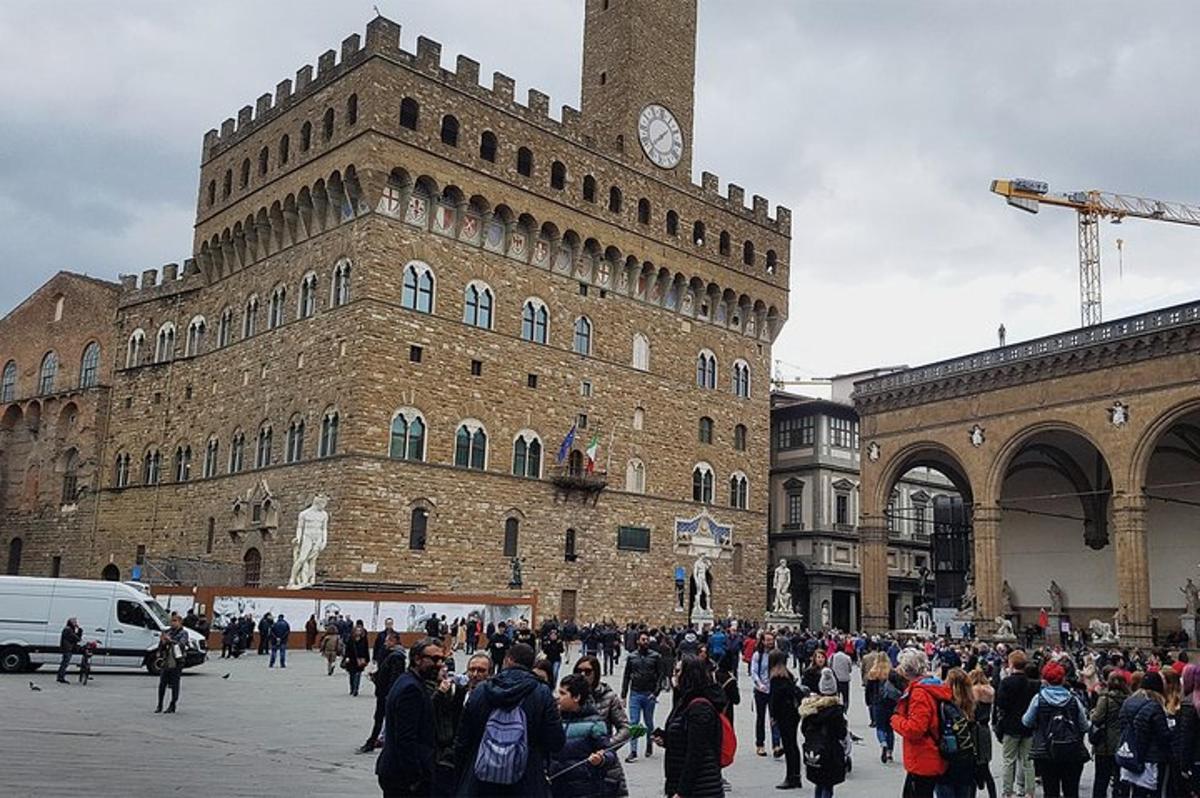 una grande folla di persone in piedi davanti a un edificio