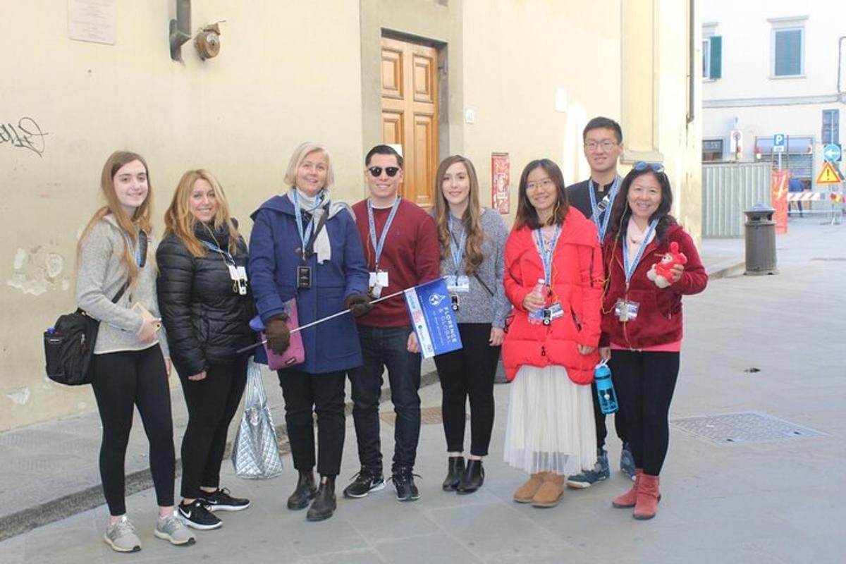 un gruppo di persone che posano per una foto