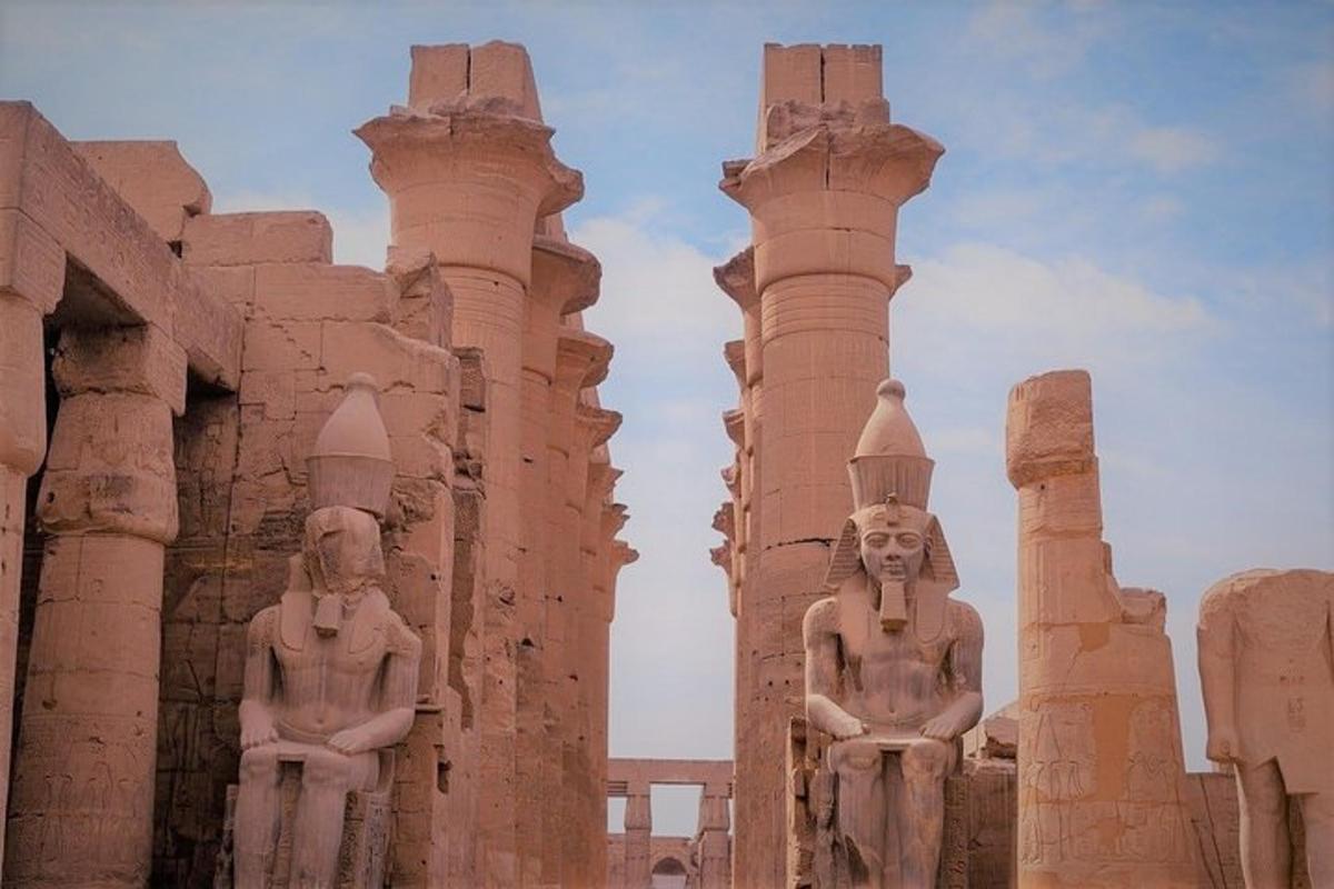 تمثالان يقفان أمام مبنى
