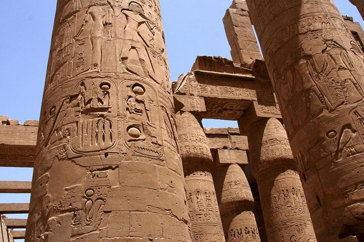Un edificio antiguo con una columna con escritura en ella.